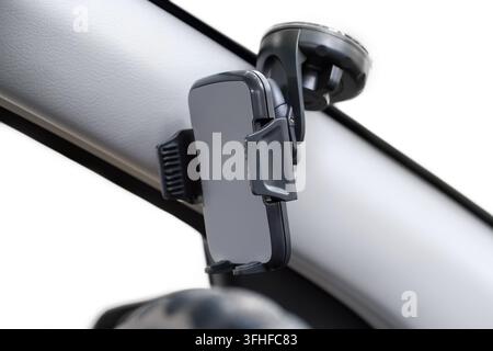 Supporto per smartphone con ventosa sul parabrezza dell'auto. Supporto per telefono su sfondo bianco. Foto Stock