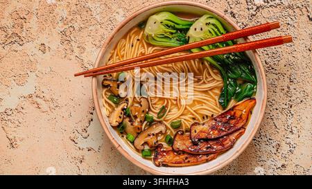 Zuppa di noodles ramen miso vegana con funghi eryngii e shiitake, cavolo pak choi Foto Stock