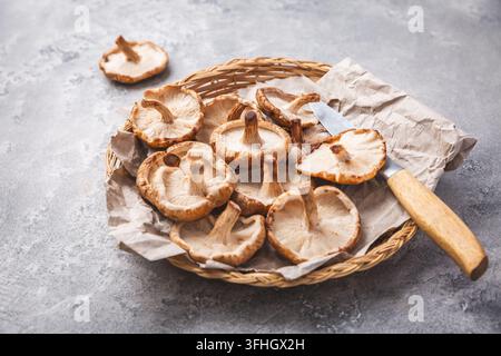 Funghi shiitake freschi disposti in un cesto intrecciato rustico Foto Stock