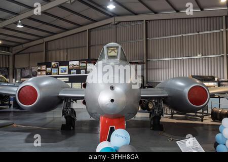 Un aereo da combattimento Gloster Meteor F8 della Guerra Fredda conservato, serie WH364, in mostra statica al chiuso all'interno dell'hangar del Jet Age Museum, Regno Unito Foto Stock