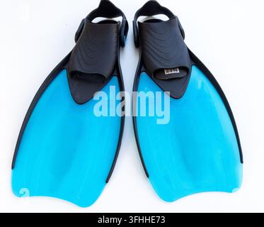 Una coppia di pinne da nuoto blu e nere su uno sfondo bianco Foto Stock