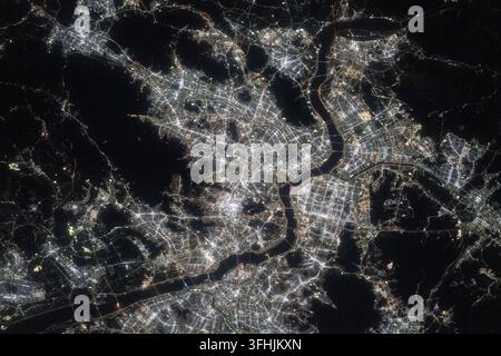 Seul e il fiume Han di notte dall'ISS Foto Stock