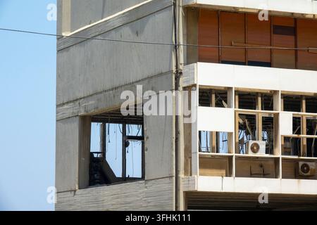 Finestre rotte e facciate in cemento sgretolate segnano l'edificio della sede di Electricite du Liban danneggiato dall'esplosione del porto di Beirut del 2020, Beirut Go Foto Stock