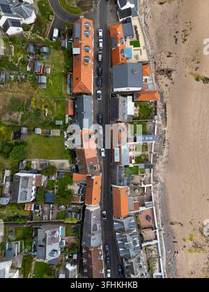Vista aerea dei tetti delle vecchie case nel villaggio di Lower Largo sulla costa del Firth of Forth nel Fife, Scozia, Regno Unito Foto Stock
