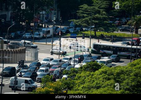BUENOS AIRES, ARGENTINA - 15 GENNAIO 2026: Vista aerea di un intenso traffico congestionato a un incrocio trafficato di Buenos Aires con autobus, auto, motociclette Foto Stock