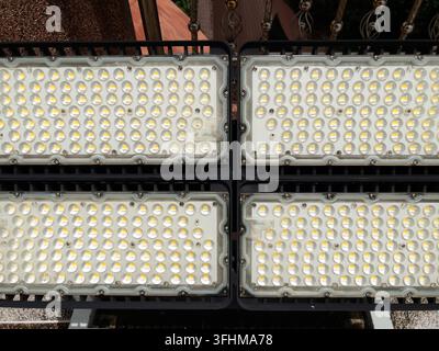 Vista ravvicinata dettagliata di una potente matrice di pannelli a fari LED per esterni con lenti a diodi trasparenti per un'illuminazione brillante ed efficienza energetica. Foto Stock