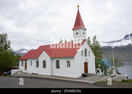 Fáskrúðsfjarðarkirkja, o Búðakirkja, costruita nel 1914 e che si affaccia sul fiordo di Fáskrúðsfjörður, nell'Islanda orientale. Foto Stock