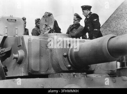 Heinz Guderian, generale tedesco e comandante di carri armati, ispeziona un carro armato PzKpfw VI "Tiger" sul fronte orientale con la 1a divisione di granatieri corazzati SS "Leibstandarte SS Adolf Hitler" nell'aprile 1943. Foto Stock