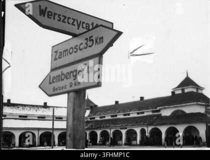 Un cartello direzionale in una piazza del mercato innevata, con cartelli che indicano Werszczyca, Zamosc, Lemberg e Belzec, in una fotografia del 1941. Foto Stock
