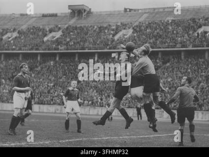 Una partita di calcio in corso, con i giocatori in competizione sul campo, 14 aprile 1941. Foto Stock