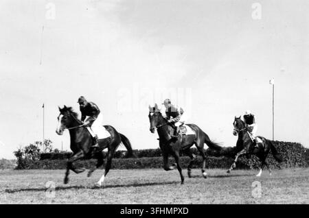 Un evento di corse di cavalli, con tre cavalieri a cavallo, durante l'occupazione tedesca della Polonia, dal 1939 al 1945. Foto Stock