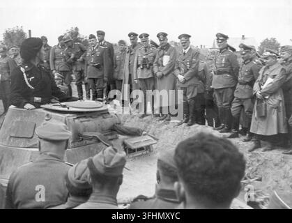 Adolf Hitler, il leader tedesco, visita il 19° corpo di panzer del generale Heinz Guderian, con Heinrich Himmler anch'egli presente, settembre 1939, dove Hitler passa in rassegna un carro armato PzKpfw I che passava. Foto Stock