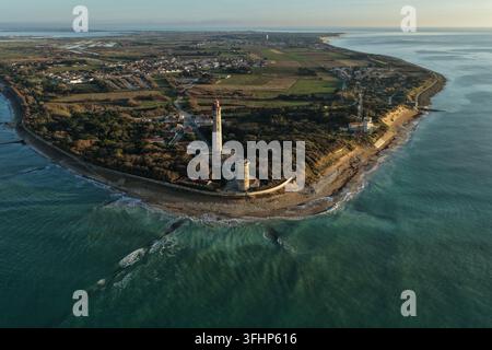 Saint-Clement-des-Baleines, Francia - 17 settembre 2026: Veduta aerea del Phare des Baleines sull'Isola di Ré, che mostra il faro storico e l'ambiente circostante Foto Stock