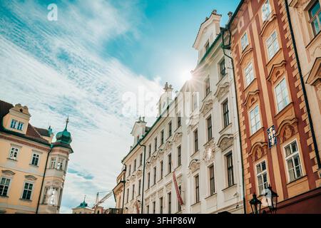 Praga, Repubblica Ceca - Luglio 2022. Bellissima e accogliente strada stretta nella vecchia città. Architettura europea straordinaria, facciate storiche Foto Stock