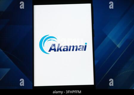 Logo Akamai visualizzato sullo schermo di uno smartphone. Akamai è un'azienda tecnologica globale che fornisce servizi di cloud, cybersecurity e consegna di contenuti Foto Stock