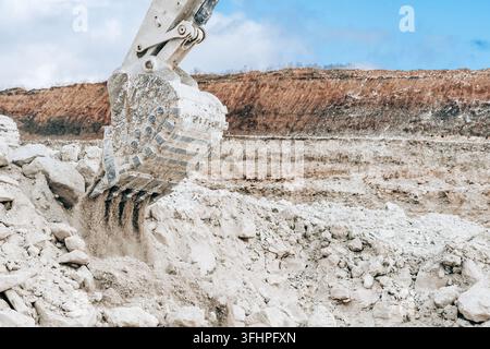 Prima vista del grande benna di un escavatore in un cantiere edile o in una cava. Dettagli di macchinari pesanti per l'estrazione mineraria. Spostamento terra, scavi Foto Stock
