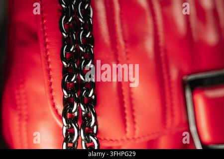 Bella borsa in pelle rossa con maniglia a catena nera gunmetal. Accessori di moda, borsa trapuntata alla moda Foto Stock