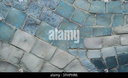 Macro di un mosaico di vetro blu, bianco e turchese con motivo ondulato Foto Stock