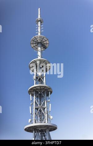 Prima vista dell'antenna di telecomunicazione della torre Varso sullo sfondo di un cielo blu terso Foto Stock