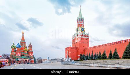 Vista panoramica del Cremlino di Mosca con la Torre Spassky e la Cattedrale di San Basilio nel centro della città sulla Piazza Rossa, Mosca, Russia. Foto Stock