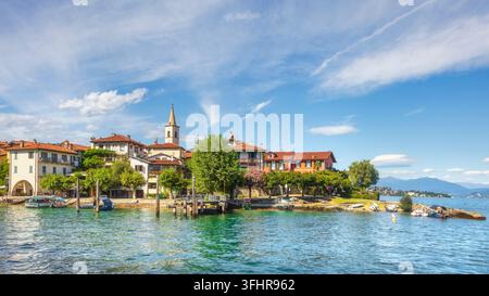 Vista dall'acqua dell'Isola dei Pescatori con il campanile della chiesa di San Vittore sul Lago Maggiore vicino a Stresa. Isole Borromee, Piemonte, Italia Foto Stock