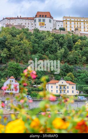 Vista panoramica del castello veste Oberhaus sul Danubio. Antica fortezza di Passau, bassa Baviera, Germania. foto verticale Foto Stock