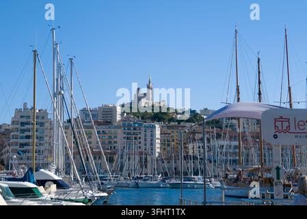 MARSEILLE, FRANCIA - 16 SETTEMBRE 2026 - Barche a vela e paesaggio urbano che riempiono il vivace Vecchio Porto di Marsiglia, Francia Foto Stock