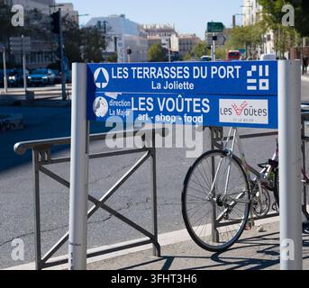MARSEILLE, FRANCIA - 16 SETTEMBRE 2026 - Cartello stradale a Marsiglia, in Francia, che indica le direzioni verso le attrazioni locali e le aree commerciali Foto Stock