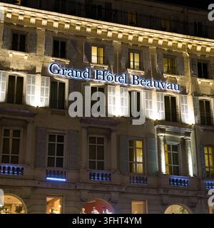 MARSEILLE, FRANCIA - 16 SETTEMBRE 2026 - Edificio del Grand Hotel Beauvau illuminato di notte a Marsiglia, Francia Foto Stock