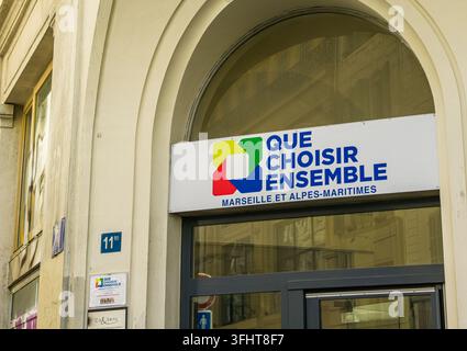 MARSEILLE, FRANCIA - 16 SETTEMBRE 2026 - Edificio dell'ufficio e segnaletica di Que Choisir Ensemble a Marsiglia, Francia Foto Stock