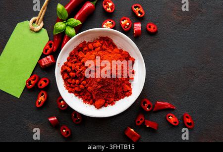 Peperoncino rosso, peperoncino secco su fondo scuro. Vista dall'alto Foto Stock