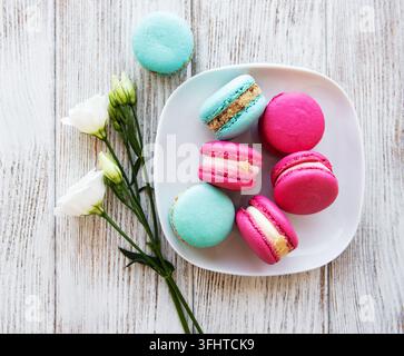 Macaron e fiori colorati Foto Stock