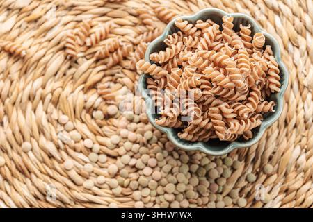 Pasta fusilli con lenticchie verdi Foto Stock