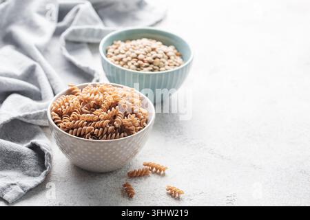 Pasta fusilli con lenticchie verdi Foto Stock