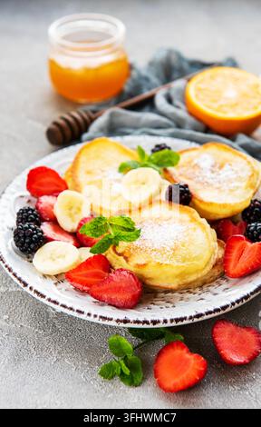 deliziosi pancake con frutti di bosco Foto Stock