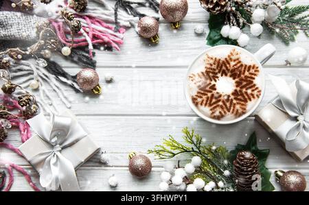 Composizione natalizia o invernale. Cornice realizzata con decorazioni su sfondo di legno bianco. Foto Stock