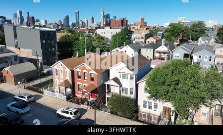 Quartiere periferico di Chicago. Veduta aerea di case e abitazioni con lo skyline di Chicago in una giornata estiva, Illinois. Foto Stock