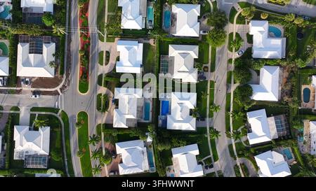 Vista aerea di case suburbane con piscine e giardini ben curati a Boca Raton, Florida. Strade tortuose si snodano attraverso il quartiere. Ae Foto Stock
