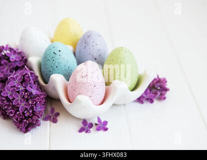 Le uova di pasqua nel vassoio Foto Stock