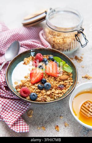 Parfait di yogurt alla granola con frutti di bosco freschi e miele Foto Stock