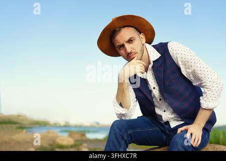Ritratto di un giovane uomo adulto con cappello Foto Stock