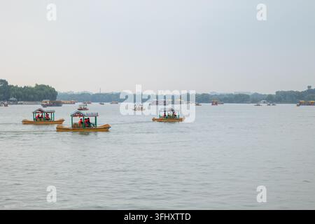 Lago del Palazzo d'Estate con barche e ponte a Pechino, Cina Foto Stock