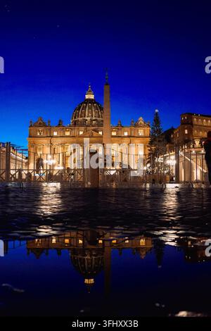 Basilica di San Pietro e Piazza San Pietro contro il cielo notturno a Città del Vaticano, Roma, Italia Foto Stock