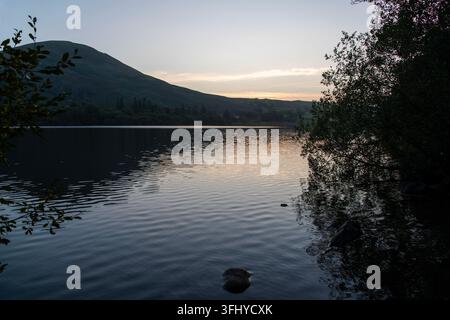 Tramonto sul lago Loweswater al crepuscolo nel Parco Nazionale del Lake District inglese, Cumbria Foto Stock