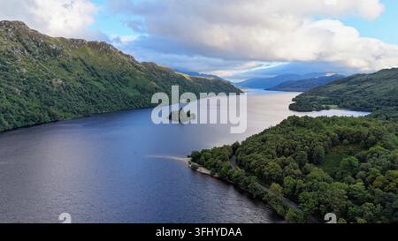 Vista aerea di Loch Chon circondato da colline e montagne boscose nel Loch Lomond and The Trossachs National Park, Scozia, Regno Unito Foto Stock