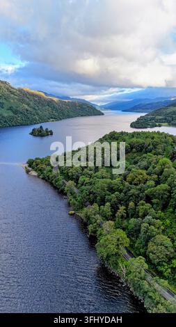 Vista aerea di Loch Chon circondato da colline e montagne boscose nel Loch Lomond and The Trossachs National Park, Scozia, Regno Unito Foto Stock