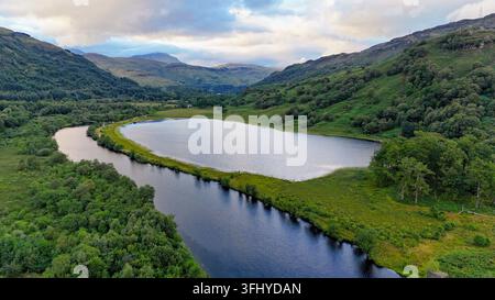Vista aerea di Loch Chon circondato da colline e montagne boscose nel Loch Lomond and The Trossachs National Park, Scozia, Regno Unito Foto Stock