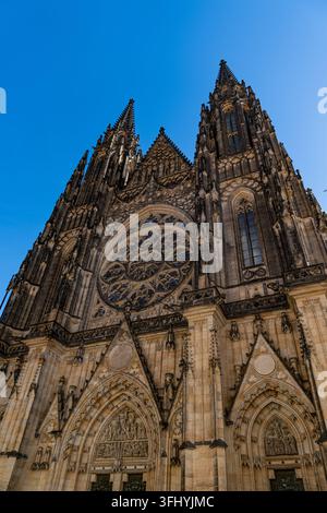 Facciata ovest e gemelle guglie neogotiche della Cattedrale di San Vito con il suo rosone, Castello di Praga, Hradčany, Praga, Repubblica Ceca Foto Stock