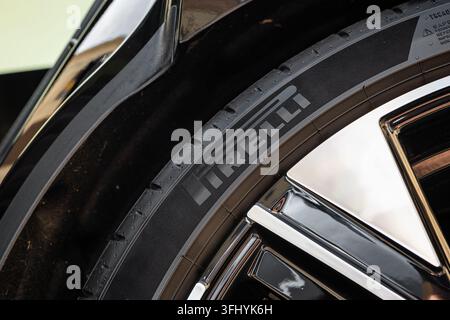 Kemptthal, Lindau, Svizzera, 13 settembre 2026. Primo piano di un logo del marchio Pirelli su un fianco di pneumatico nero montato su un cerchio in lega lucido Foto Stock
