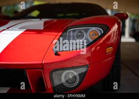 Kemptthal, Lindau, Svizzera, 13 settembre 2026. Primo piano dell'alloggiamento del faro anteriore e dell'area del paraurti di una Ford GT rossa con bianco Foto Stock